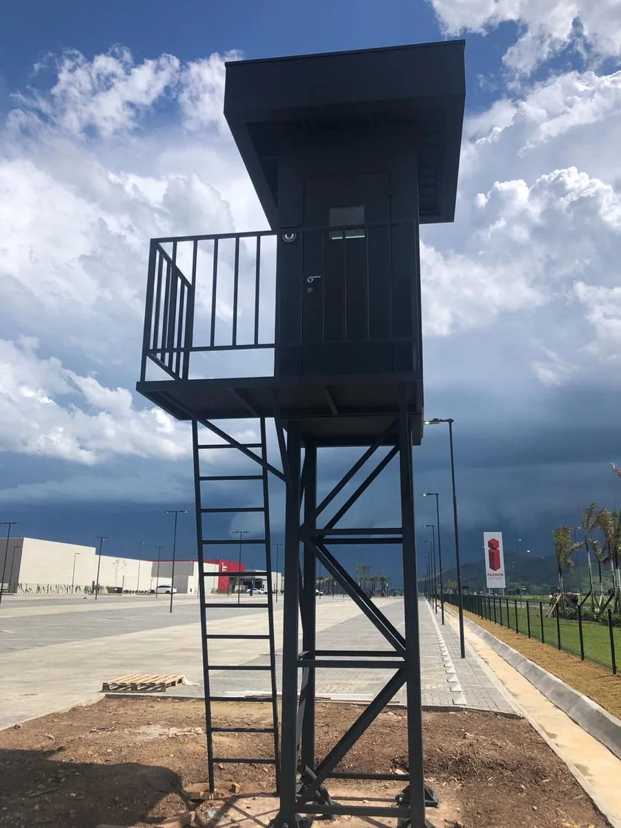 Guarita elevada em estrutura metálica escura, com escada e patamar; projeto real do grupo.
